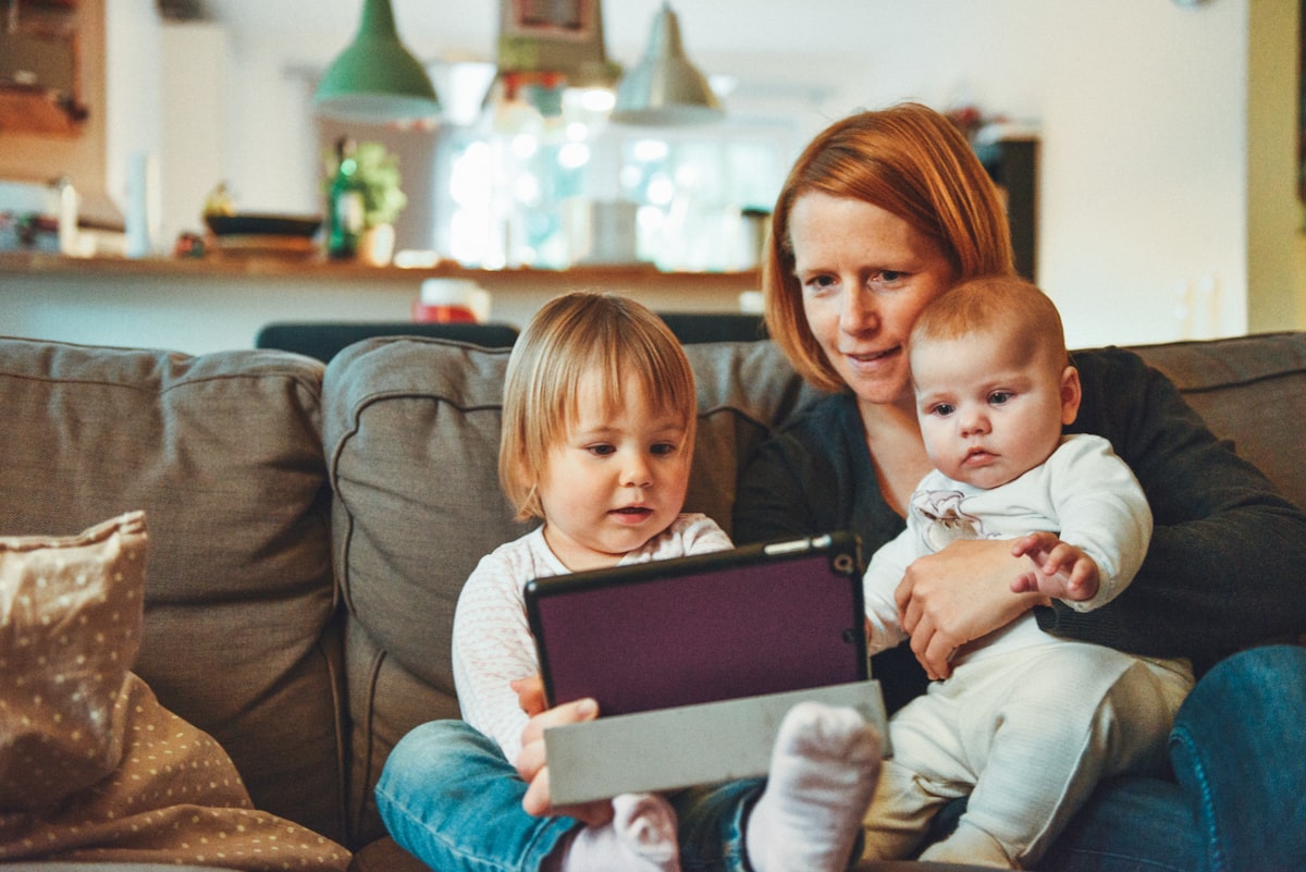 Ouder met twee kinderen samen op de zetel